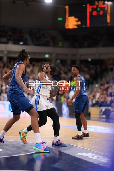 DJ Horne (0; MLP Academics Heidelberg) mit Ball gegen Dominic Vengert (8; MLP Academics Heidelberg) und Paul Zipser (9; MLP Academics Heidelberg)