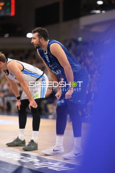 Szene mit Spielern am Spielfeldrand