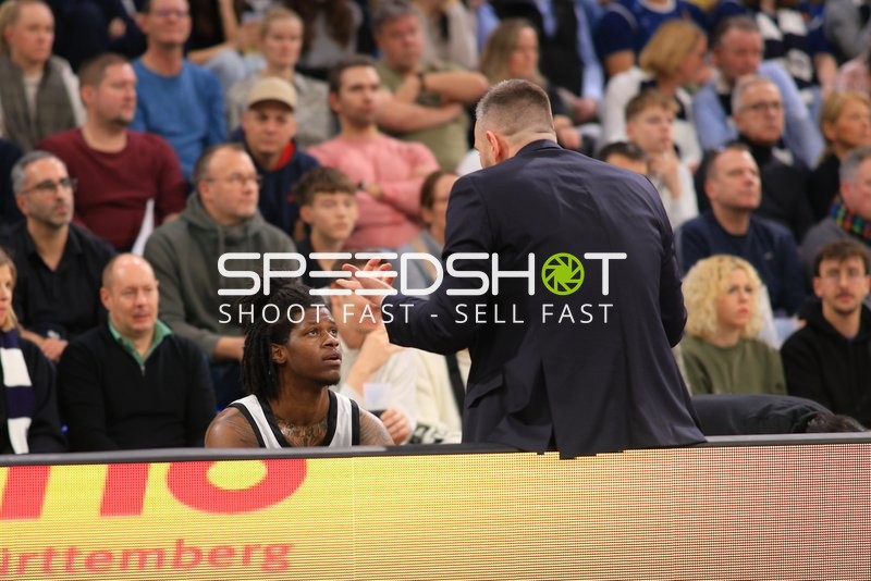 Leonard Thorpe Jr. (2; Veolia Towers Hamburg) in Aktion