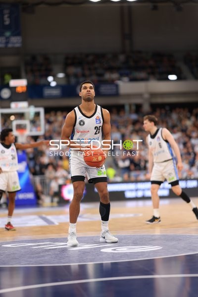 Kenneth Ogbe (25; Veolia Towers Hamburg) mit Ball in Aktion