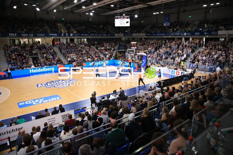 Spielaktion mit Spielern von MLP Academics Heidelberg und Veolia Towers Hamburg