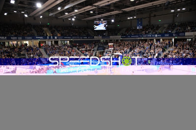 Weitwinkel-Aufnahme der Arena mit Publikum