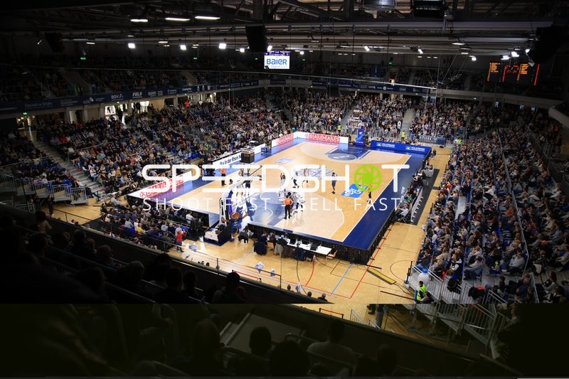 Weitwinkel-Aufnahme der Arena mit Publikum