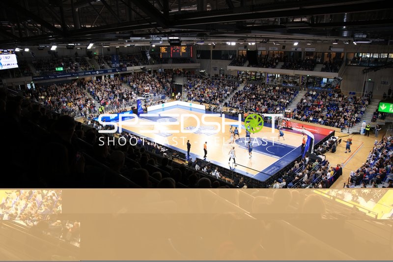 Spielaktion mit Spielern von MLP Academics Heidelberg und Veolia Towers Hamburg