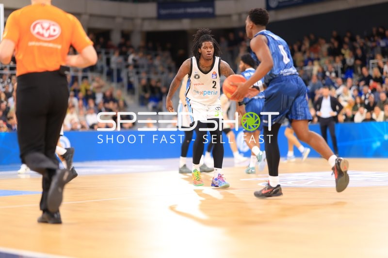 Leonard Thorpe Jr. (2; Veolia Towers Hamburg) mit Ball