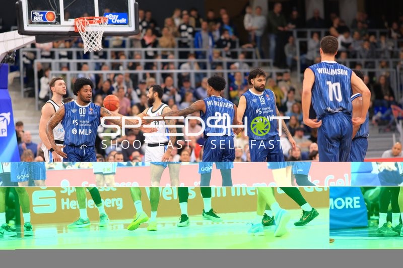 Szene mit Marcel Keßen (15; MLP Academics Heidelberg) und Jan Niklas Wimberg (17; Veolia Towers Hamburg)