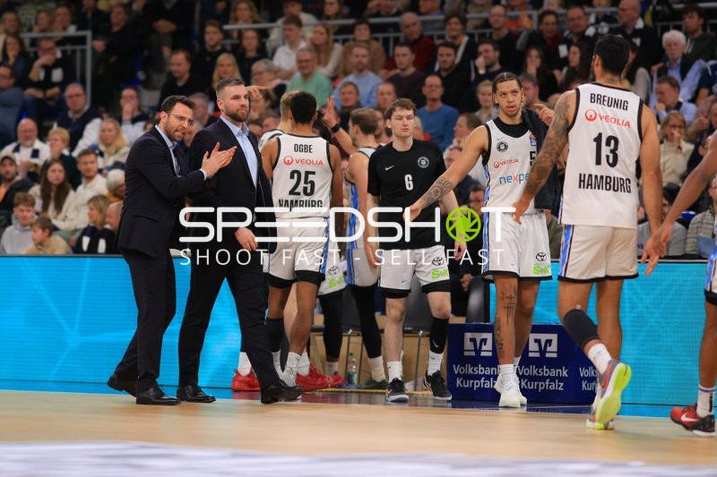 Szene mit Zacharie Perrin (52; Veolia Towers Hamburg) und Janne Müller (6; Veolia Towers Hamburg)