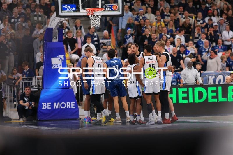 Zsombor Maronka (5; Veolia Towers Hamburg) und Zacharie Perrin (52; Veolia Towers Hamburg) in Aktion