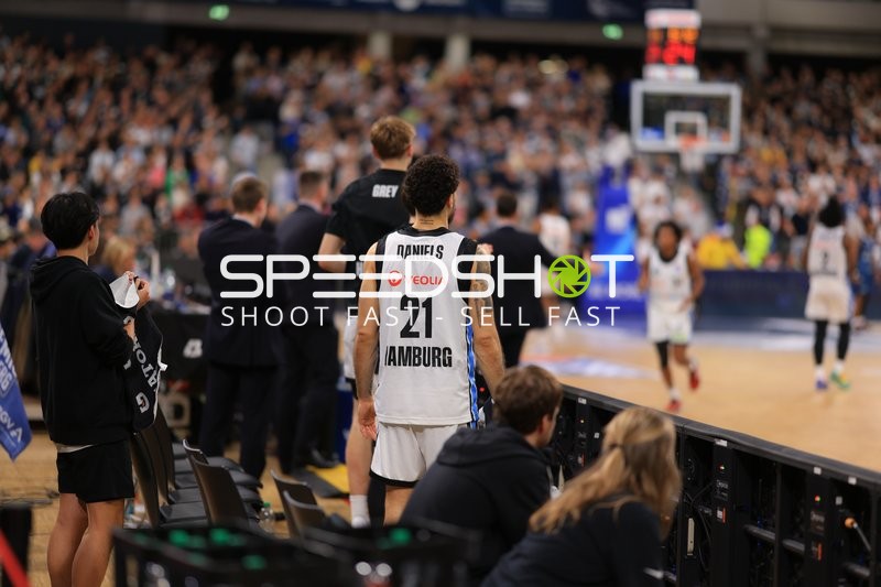 Devon Daniels (21; Veolia Towers Hamburg) am Spielfeldrand