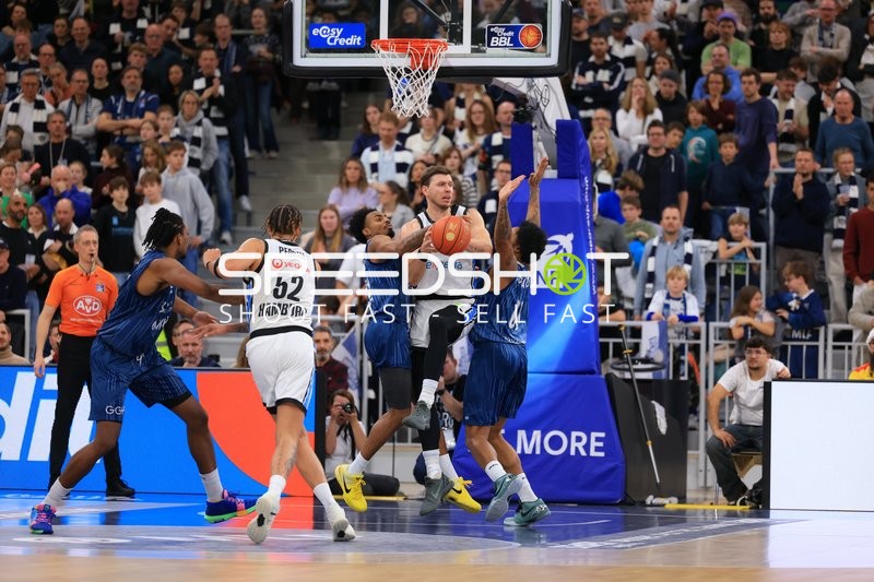 Jan Niklas Wimberg (17; Veolia Towers Hamburg) und Michael Weathers (20; MLP Academics Heidelberg) in Aktion