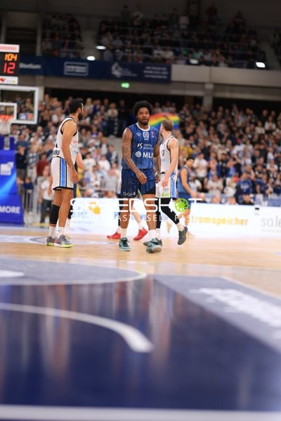 Marcus Weathers (00; MLP Academics Heidelberg) und 12; Veolia Towers Hamburg in Aktion