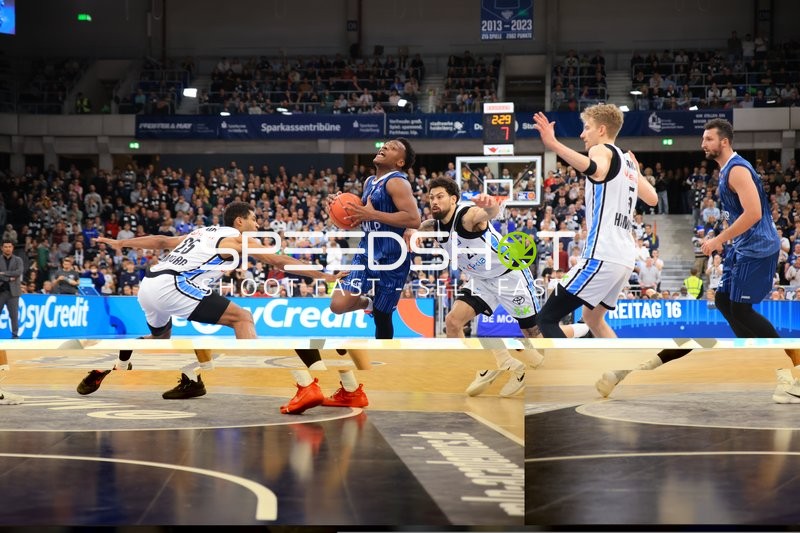 Zsombor Maronka (5; Veolia Towers Hamburg) mit Ball gegen Paul Zipser (9; MLP Academics Heidelberg), DJ Horne (0; MLP Academics Heidelberg) und Devon Daniels (21; Veolia Towers Hamburg)