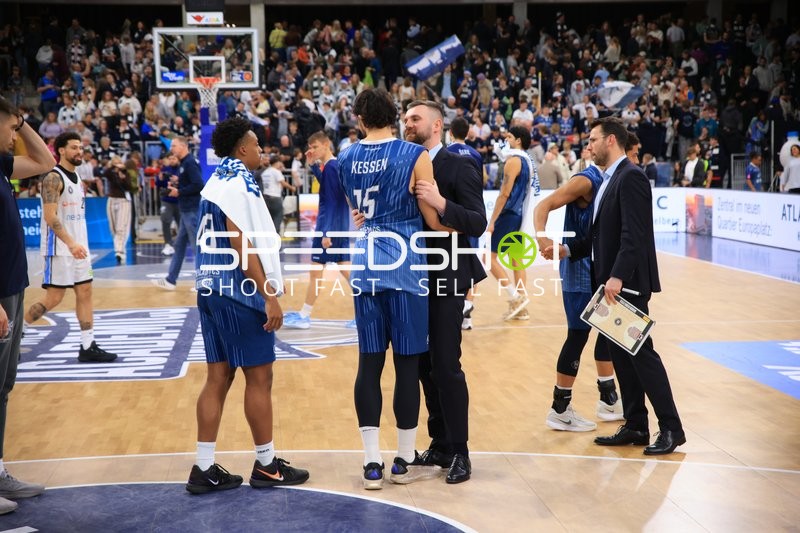 Szene mit Niklas Würzner (2; MLP Academics Heidelberg) und Devon Daniels (21; Veolia Towers Hamburg)