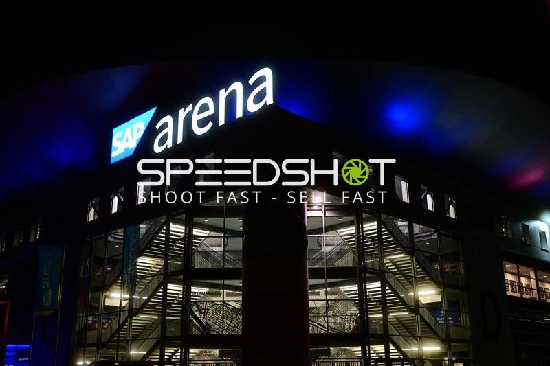 SAP Arena bei Nacht