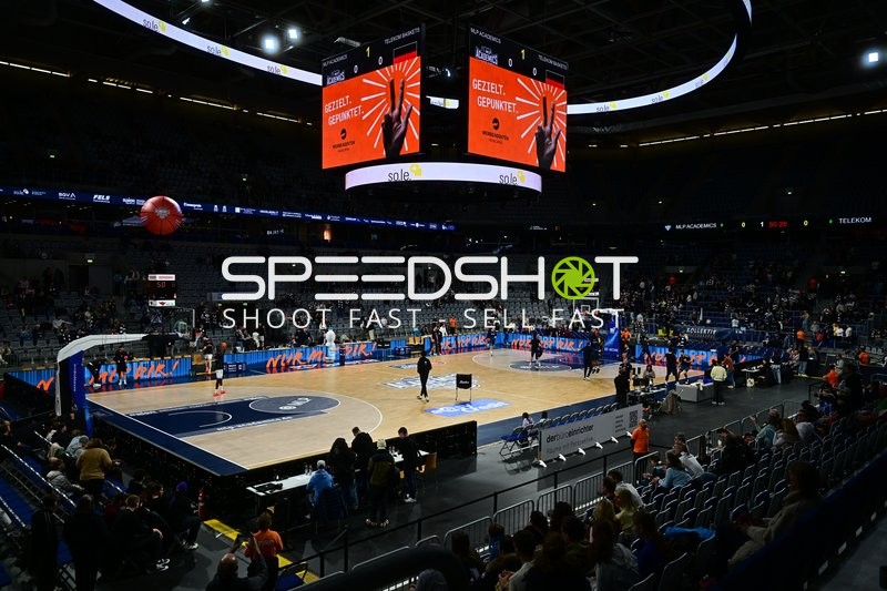 Weitwinkel-Aufnahme der Arena mit Publikum