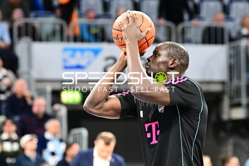 Kur Jongkuch (15; Telekom Baskets Bonn) in Aktion