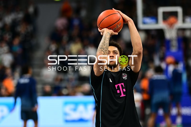 Spielaktion mit Alijah Comithier (2; Telekom Baskets Bonn)