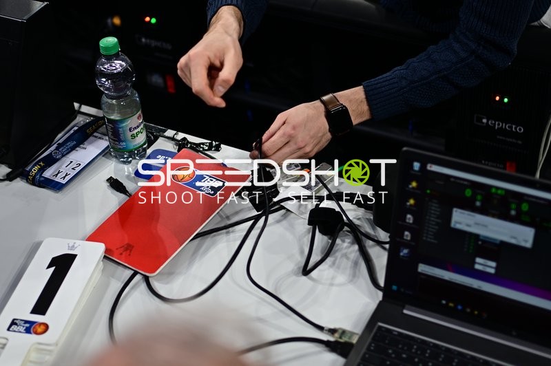 Basketball-Szene mit Technik am Tisch