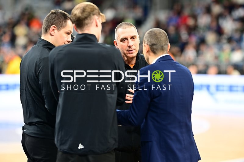 Trainer und Offizielle in der Halle