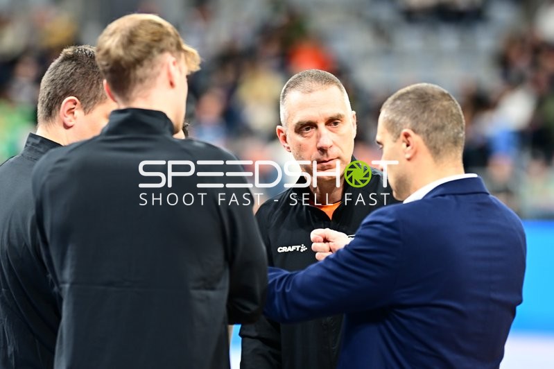 Offizielle im Gespräch vor dem Spiel wegen der defekten Shot Clock