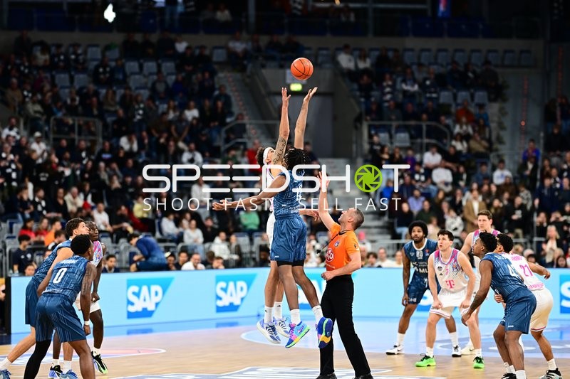 Spielaktion mit Marcus Weathers (00; MLP Academics Heidelberg) und Patrick Heckmann (33; Telekom Baskets Bonn)