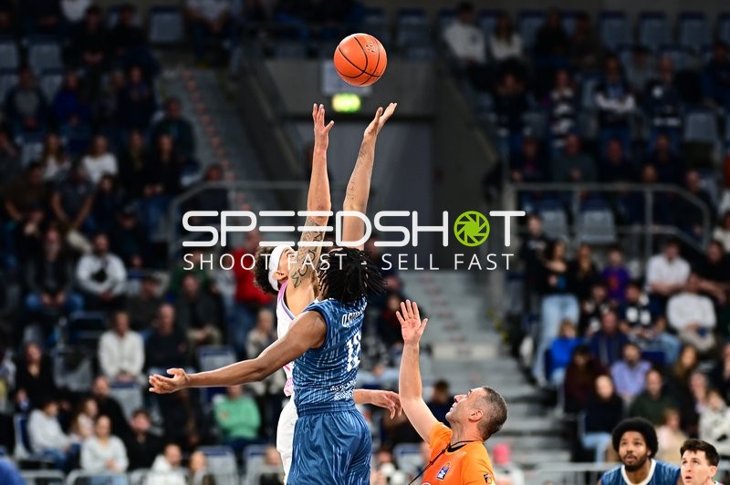 Spielaktion mit Marcus Weathers (00; MLP Academics Heidelberg) und Grayson Murphy (7; Telekom Baskets Bonn)