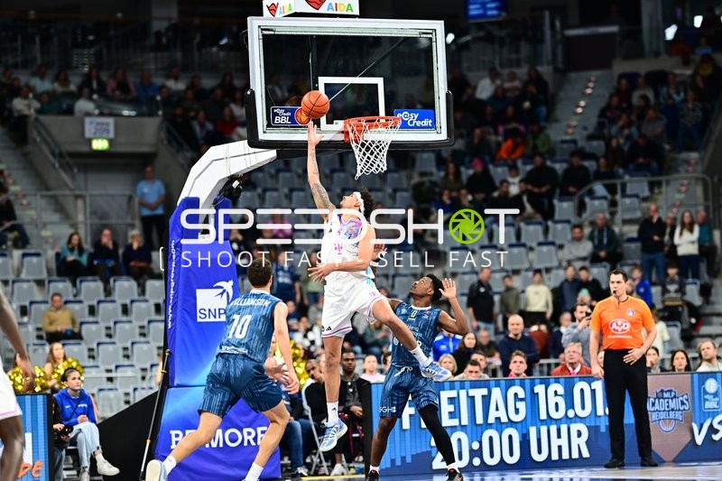 Spielaktion mit Samuell Williamson (10; MLP Academics Heidelberg) am Korb