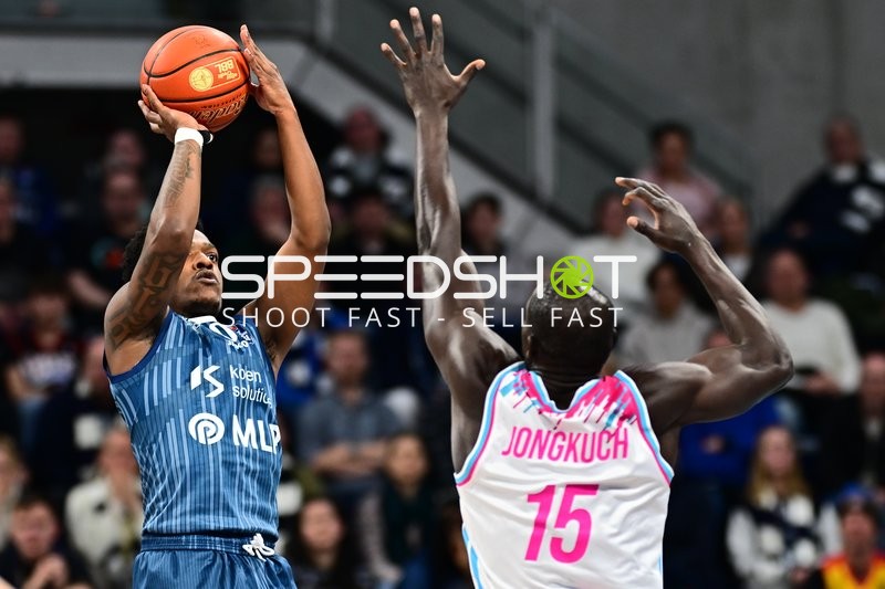 Spielaktion mit DJ Horne (0; MLP Academics Heidelberg) und Kur Jongkuch (15; Telekom Baskets Bonn)