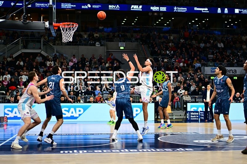 Spielaktion mit Erol Ersek (11; MLP Academics Heidelberg) und Jonathan Bahre (1; Telekom Baskets Bonn)