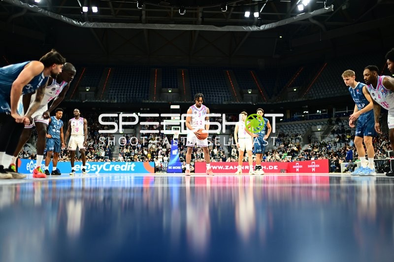 Spielaktion mit Jeff Garrett Jr. (4; Telekom Baskets Bonn) und Niklas Würzner (2; MLP Academics Heidelberg)