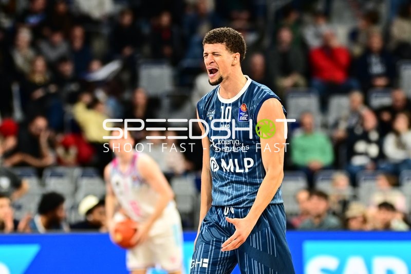 Spielaktion mit Samuell Williamson (10; MLP Academics Heidelberg)