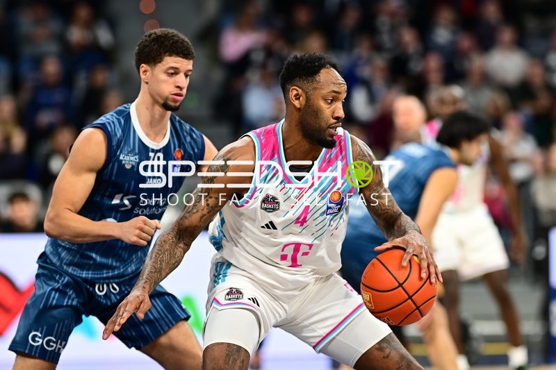 Spielaktion mit Samuell Williamson (10; MLP Academics Heidelberg) und Jeff Garrett Jr. (4; Telekom Baskets Bonn)