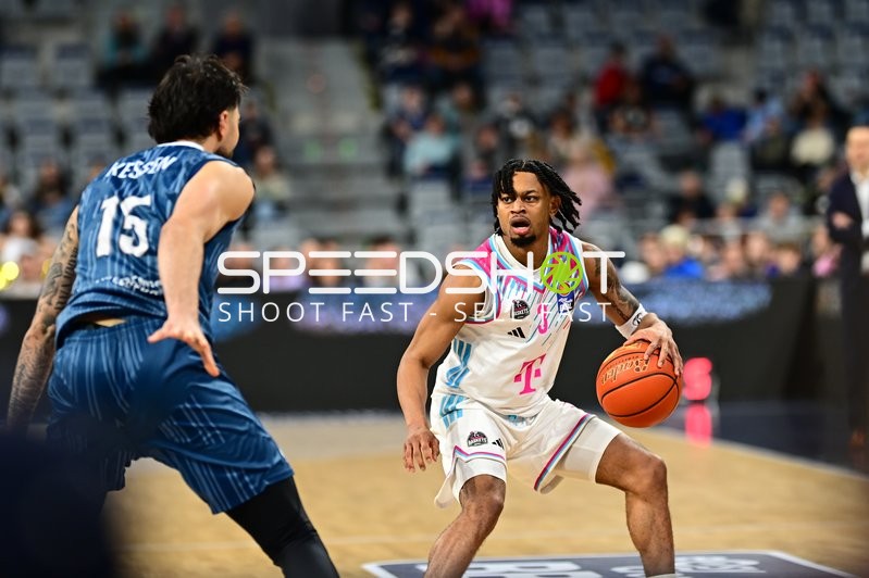 Zachery Cooks (3; Telekom Baskets Bonn) mit Ball gegen Marcel Keßen (15; MLP Academics Heidelberg)