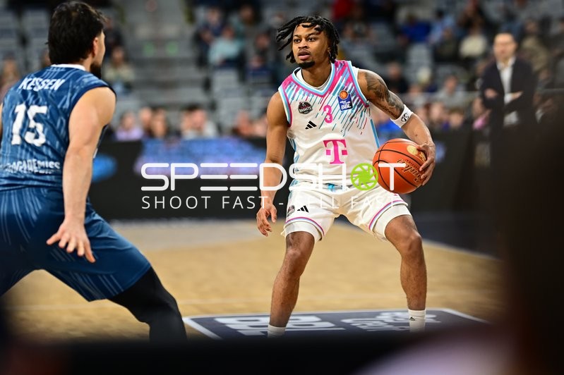 Zachery Cooks (3; Telekom Baskets Bonn) mit Ball gegen Marcel Keßen (15; MLP Academics Heidelberg)