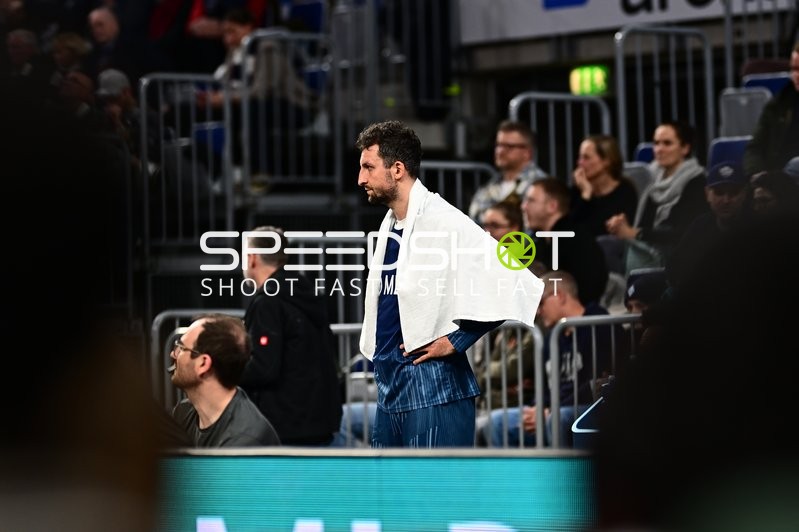 Paul Zipser (9; MLP Academics Heidelberg) am Spielfeldrand