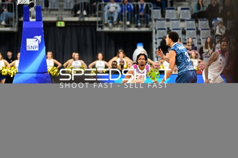 Kevin McClain (3; MLP Academics Heidelberg) und Jeff Garrett Jr. (4; Telekom Baskets Bonn) in Aktion