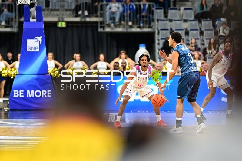 Spielaktion mit Kevin McClain (3; MLP Academics Heidelberg) und Zachery Cooks (3; Telekom Baskets Bonn)