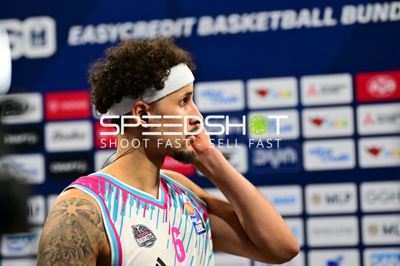 Michael Kessens (6; Telekom Baskets Bonn) in Aktion