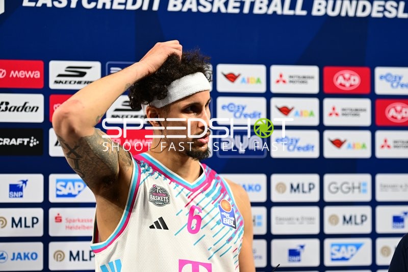 Michael Kessens (6; Telekom Baskets Bonn) bei Interview