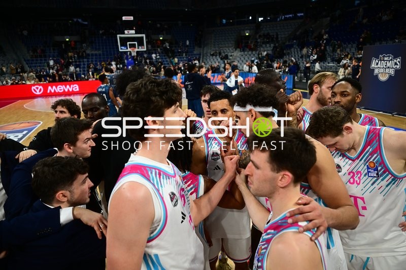 Team-Huddle mit Jeff Garrett Jr. (4; Telekom Baskets Bonn) und Kollegen
