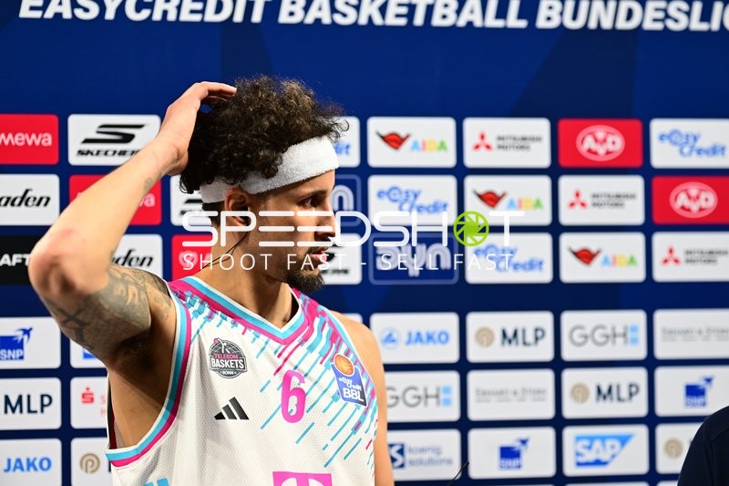Michael Kessens (6; Telekom Baskets Bonn) bei Interview
