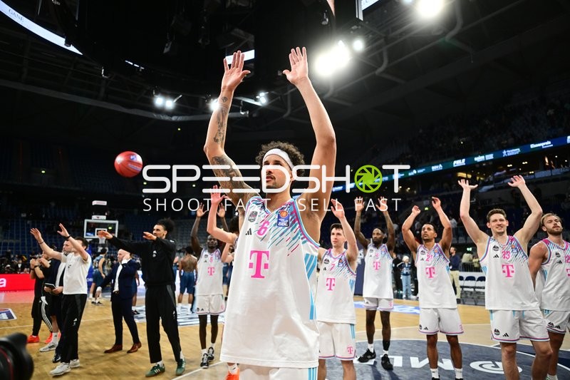 Szene mit Michael Kessens (6; Telekom Baskets Bonn) und Teamkollegen