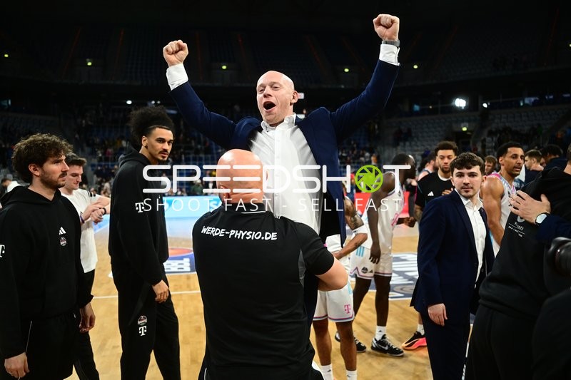 Szene mit Lionel Bosco (998; Telekom Baskets Bonn) und Teammitgliedern