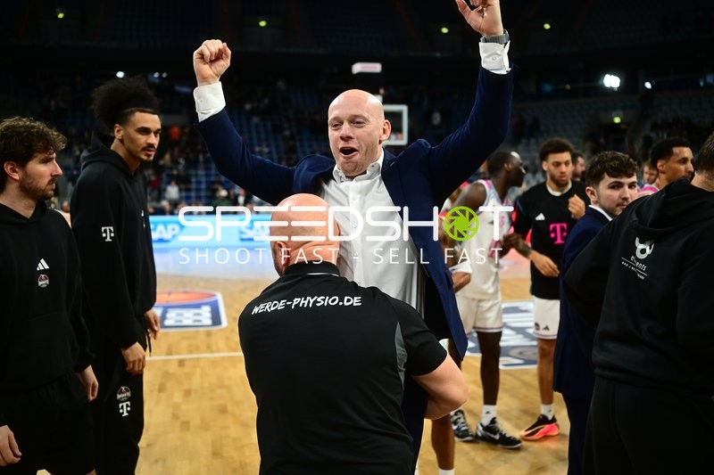 Szene mit Lionel Bosco (998; Telekom Baskets Bonn) und Teammitgliedern