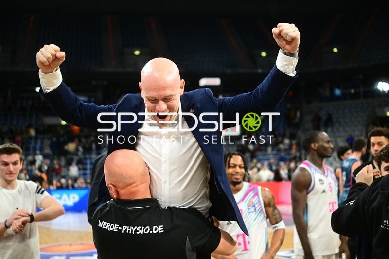 Jubel mit Lionel Bosco (998; Telekom Baskets Bonn) und Zachery Cooks (3; Telekom Baskets Bonn)