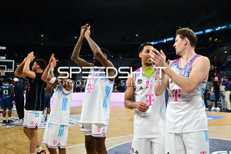Patrick Heckmann (33; Telekom Baskets Bonn) und Joel Aminu (21; Telekom Baskets Bonn) applaudieren