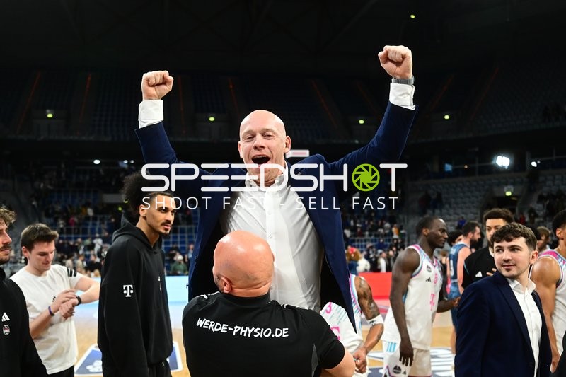 Szene mit Lionel Bosco (998; Telekom Baskets Bonn) und Teammitgliedern