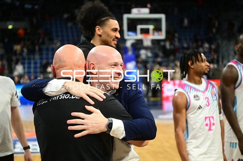 Jonathan Bahre (1; Telekom Baskets Bonn) und Lionel Bosco (998; Telekom Baskets Bonn) in der Halle