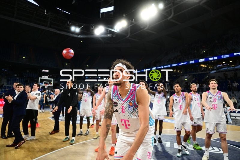 Spielaktion mit Michael Kessens (6; Telekom Baskets Bonn) und Teamkollegen