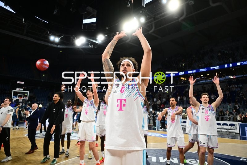 Szene mit Michael Kessens (6; Telekom Baskets Bonn) und Teamkollegen